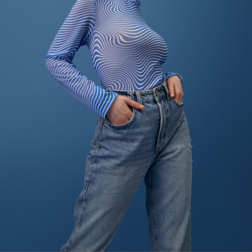 Il ritorno dei jeans di sigaretta e i modi migliori per modellarli ora