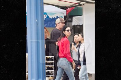 Armie Hammer prende il pranzo, cammina attraverso il mercato degli agricoltori con la donna misteriosa