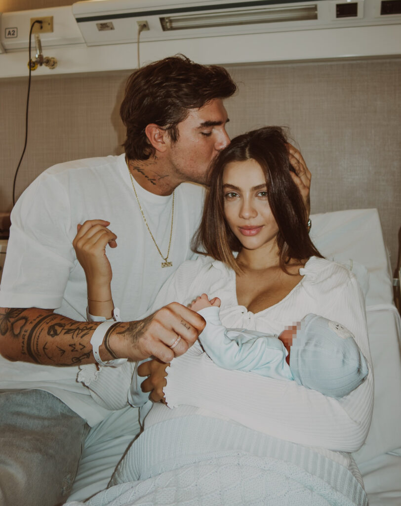 Andrea Damante è papà! Nato il figlio avuto con la giovane compagna: il nome non è per niente italiano - Gossip.it