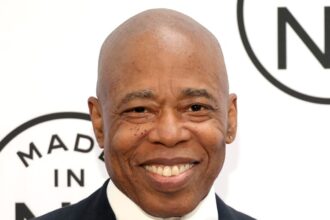 Eric Adams scende dalla razza del sindaco di New York, non cerca più il secondo mandato