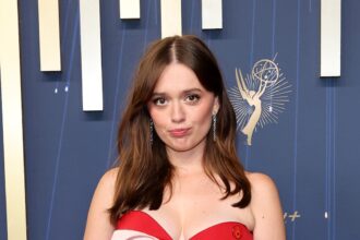 Aimee Lou Wood, Adam Long Fai un aspetto articolare