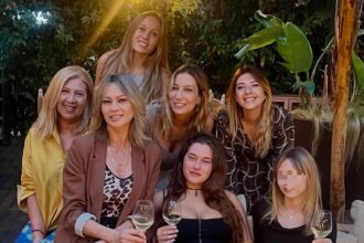 Anna Falchi festeggia i 18 anni della nipote Stella e pubblica la foto con tutte le parenti: ''Famiglia tutta al femminile'' - Gossip.it