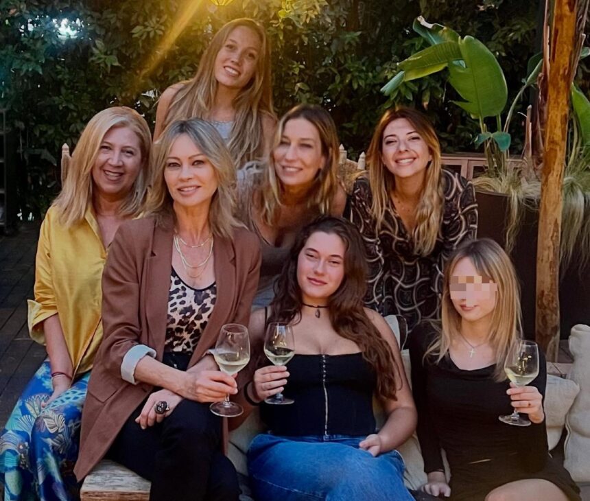 Anna Falchi festeggia i 18 anni della nipote Stella e pubblica la foto con tutte le parenti: ''Famiglia tutta al femminile'' - Gossip.it