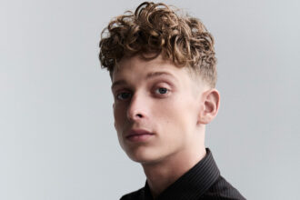 Conosci la star di "The Institute" Joe Freeman con 10 fatti divertenti (esclusivi)