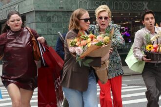 Jean Smart, Hannah Einbinder e More Run Attraverso la stagione 5 di New York Streets "Hacks"