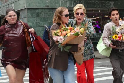 Jean Smart, Hannah Einbinder e More Run Attraverso la stagione 5 di New York Streets "Hacks"