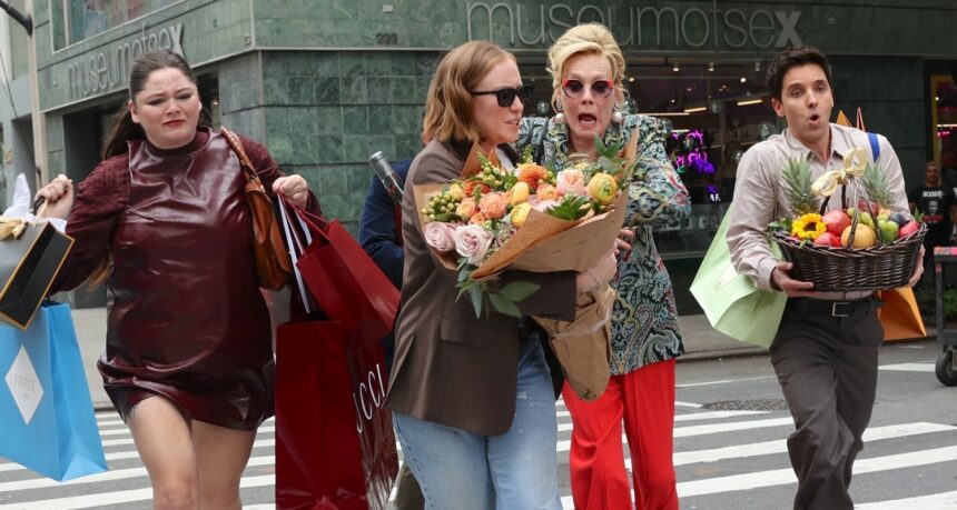 Jean Smart, Hannah Einbinder e More Run Attraverso la stagione 5 di New York Streets "Hacks"