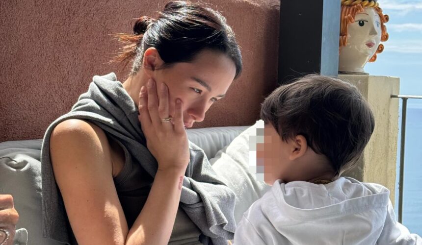 ''Il senso di colpa è il miglior amico di ogni madre'': Aurora Ramazzotti spiega perché non rinuncia a prendersi del tempo per sé anche da genitore - Gossip.it