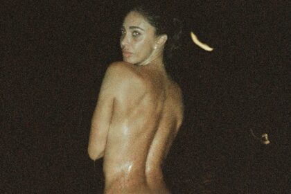 Belen pubblica foto mentre fa il bagno nuda di notte, pioggia di critiche nei commenti: guarda - Gossip.it
