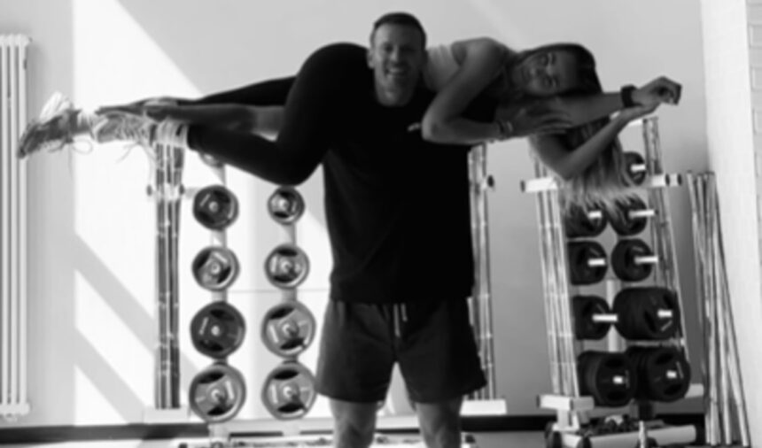 Tra Ilary Blasi e il fidanzato tedesco Bastian Muller complicità al massimo: amore e risate in palestra, provano una coreografia insieme - Gossip.it