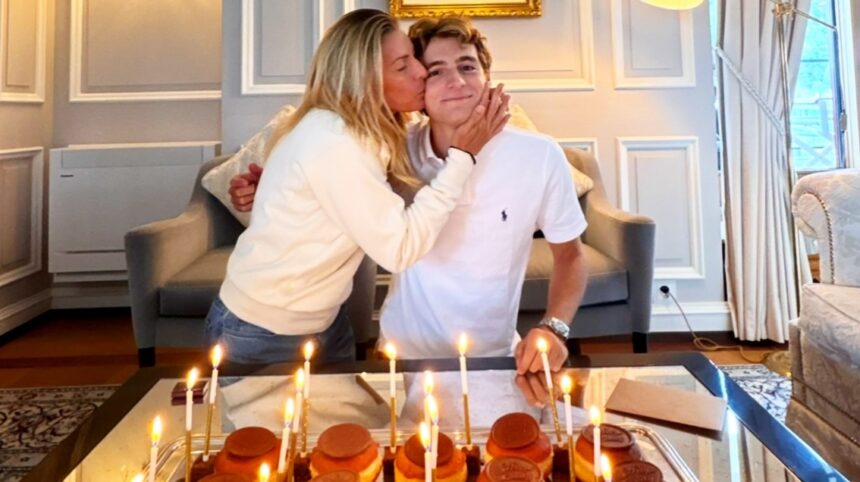 Federica Fontana festeggia i 18 anni del figlio Noé : la foto del bacio davanti alle candeline, ''Orgoglio'' - Gossip.it