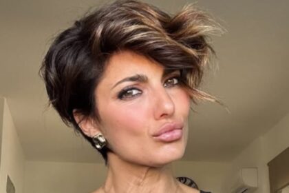 Dopo la fine del matrimonio col chirurgo Mario Russo, Samanta Togni cambia look: a 44 anni sceglie un taglio cortissimo per ripartire dopo l’estate - Gossip.it