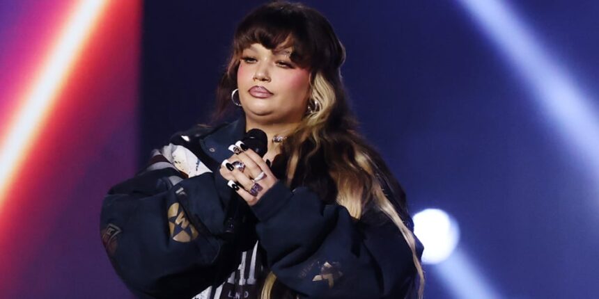 Lola Young condivide l'aggiornamento per la salute dopo il crollo sul palco al festival musicale