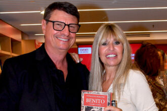 Alessandra Mussolini torna sorridente in pubblico col marito Mauro anni dopo lo scandalo che lo coinvolse: foto - Gossip.it