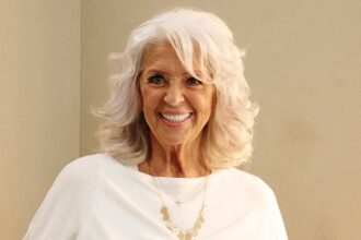 Paula Deen parla di scuse forzate dopo la discriminazione razziale e voler cancellare il suo nome nel nuovo documentario "cancellato"