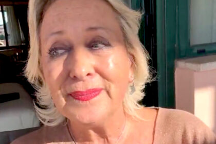 ''Non è finita'': Carolyn Smith si commuove parlando del tumore nel decimo anniversario di quella terribile diagnosi - Gossip.it