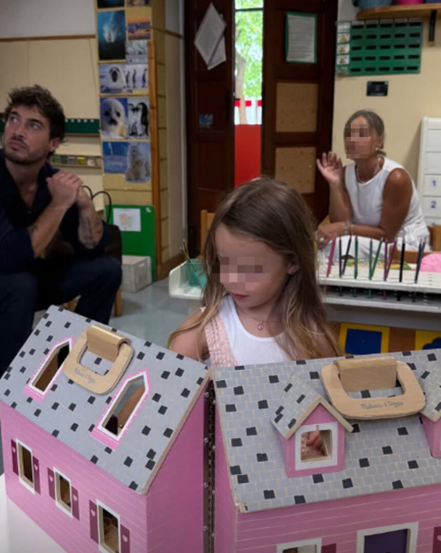 Belen e Antonino Spinalbese accompagnano loro figlia Luna Marì al primo giorno di scuola della sua vita: il papà le fa anche la piega prima, foto - Gossip.it