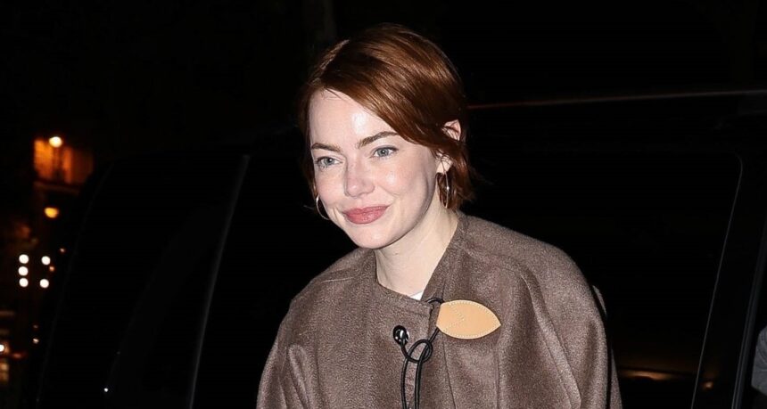Emma Stone partecipa alla cena di Louis Vuitton mentre è in città per la settimana della moda di Parigi