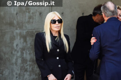 Donatella Versace in total black per l’ultimo saluto a Giorgio Armani, per anni considerato rivale del fratello Gianni: foto - Gossip.it
