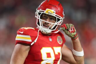 Travis Kelce onora Taylor Swift dopo lo storico centesimo touchdown