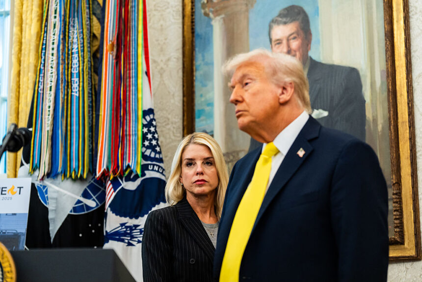 Il presidente Trump dà ad AG Bondi più nomi da processare durante una riunione nello studio ovale