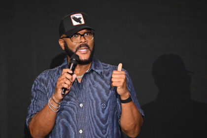 Tyler Perry afferma che Derek Dixon "ha bisogno di aiuto" tra accuse di violenza sessuale e causa da 260 milioni di dollari