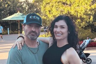 Johnny Galecki di Big Bang Theory in una rara foto con i figli e la moglie