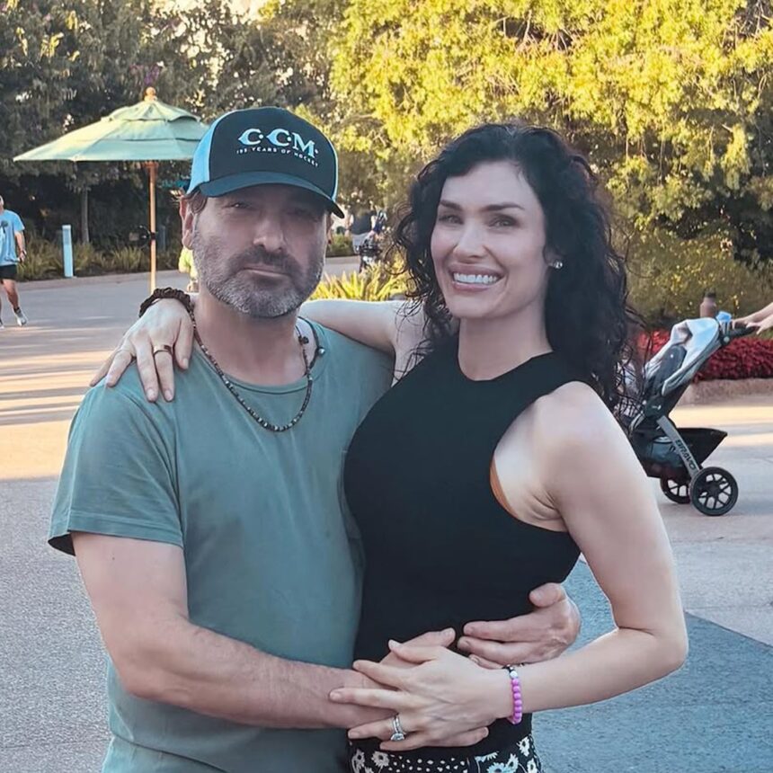 Johnny Galecki di Big Bang Theory in una rara foto con i figli e la moglie