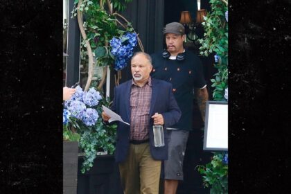 L'allume di "Cosby Show" Geoffrey Owens ha fotografato lavorando come host al NYC Bar