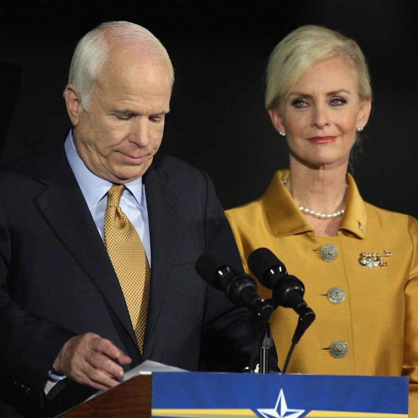 La vedova di John McCain, Cindy McCain, soffre di ictus