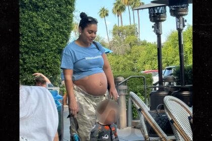 Vanessa Hudgens mostra il pancione nudo con il marito Cole Tucker