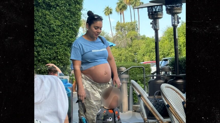 Vanessa Hudgens mostra il pancione nudo con il marito Cole Tucker