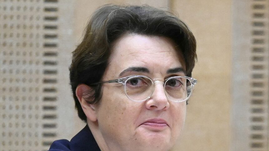 Respinta l'offerta del direttore del Louvre di dimettersi in seguito alla scioccante rapina ai gioielli di Parigi