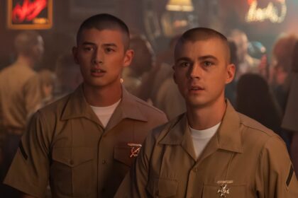 Il cast di "Boots" di Netflix da Miles Heizer a Vera Farmiga – Hollywood Life