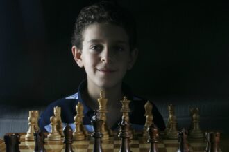 Incontra suo padre Vladimir e sua madre Lena - Vita da Hollywood