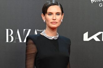 Dopo la chemio, i capelli di Bianca Balti continuano a ricrescere: nuovo look glamour in questa continua trasformazione, guarda - Gossip.it