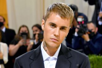 Jack Blues Bieber indossa un maglione con il viso di papà Justin Bieber: foto