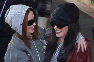 Anne Hathaway ed Emily Blunt condividono un abbraccio su 'Devil indossa Prada 2' ambientata a Milano