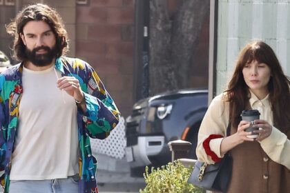 Elizabeth Olsen esce a pranzo con il marito Robbie Arnett a Los Angeles