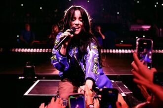 Billie Eilish violentemente afferrata da un fan in uno spaventoso attacco durante il concerto di Miami