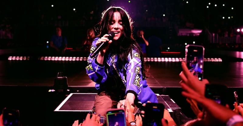 Billie Eilish violentemente afferrata da un fan in uno spaventoso attacco durante il concerto di Miami