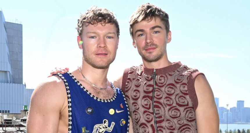 Miles Heizer & Angus O'Brien mettono le braccia in mostra alla celebrazione di "Boots"