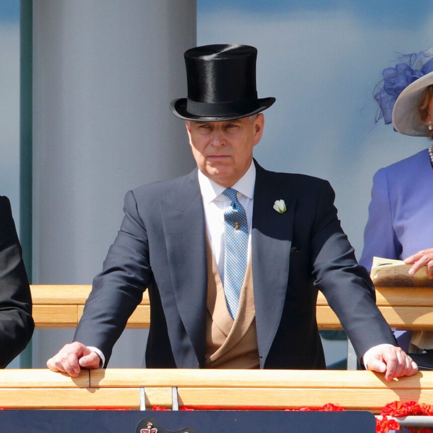 Lo stemma del principe Andrea rimosso dal castello di Windsor