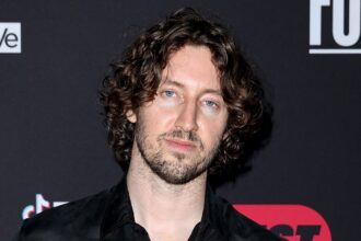 Dean Lewis affronta le accuse di comportamento inappropriato nei confronti delle fan e dice che andrà in "terapia intensa"