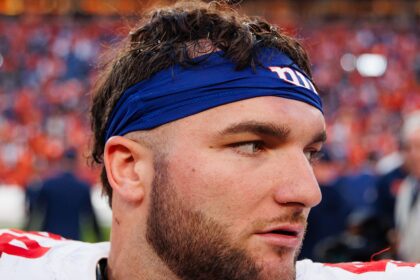 La star dei New York Giants Cam Skattebo subisce un terribile infortunio alla caviglia, in video