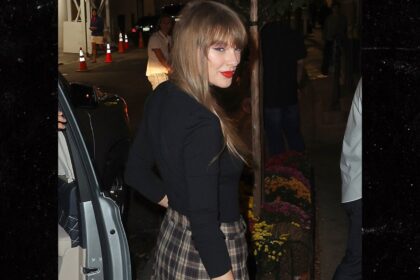 Taylor Swift mostra il suo stile da showgirl a New York durante il nuovo album