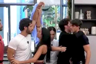 Due concorrenti del Grande Fratello 2025 arrivano quasi alle mani: i coinquilini li separano, la regia cambia inquadratura, immagini e cosa è successo - Gossip.it