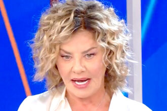 ''Sono rimasta un intero anno con un solo seno'': la confessione incredibile di Eva Grimaldi - Gossip.it