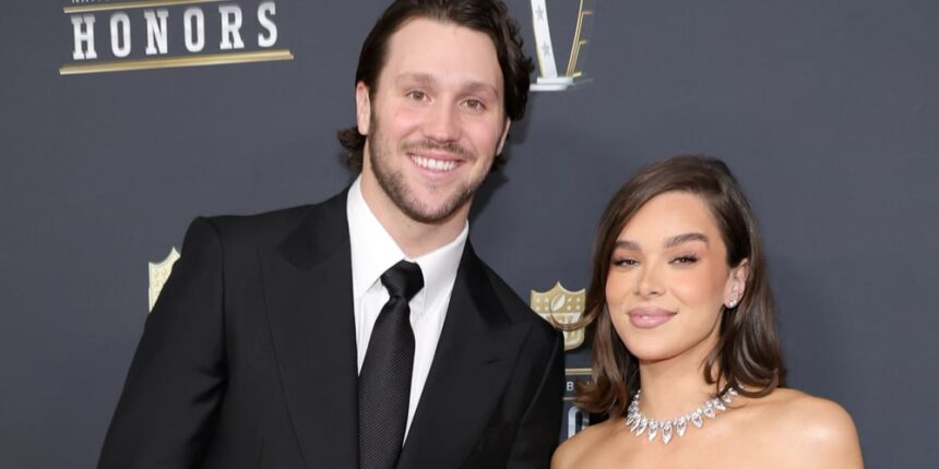 Hailee Steinfeld rivela come lei e il marito Josh Allen gestiscono la loro carriera "imprevedibile"