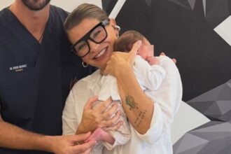 Alessandra Amoroso porta la figlia Penelope, di soli 25 giorni, dall'osteopata: la dolcissima foto - Gossip.it